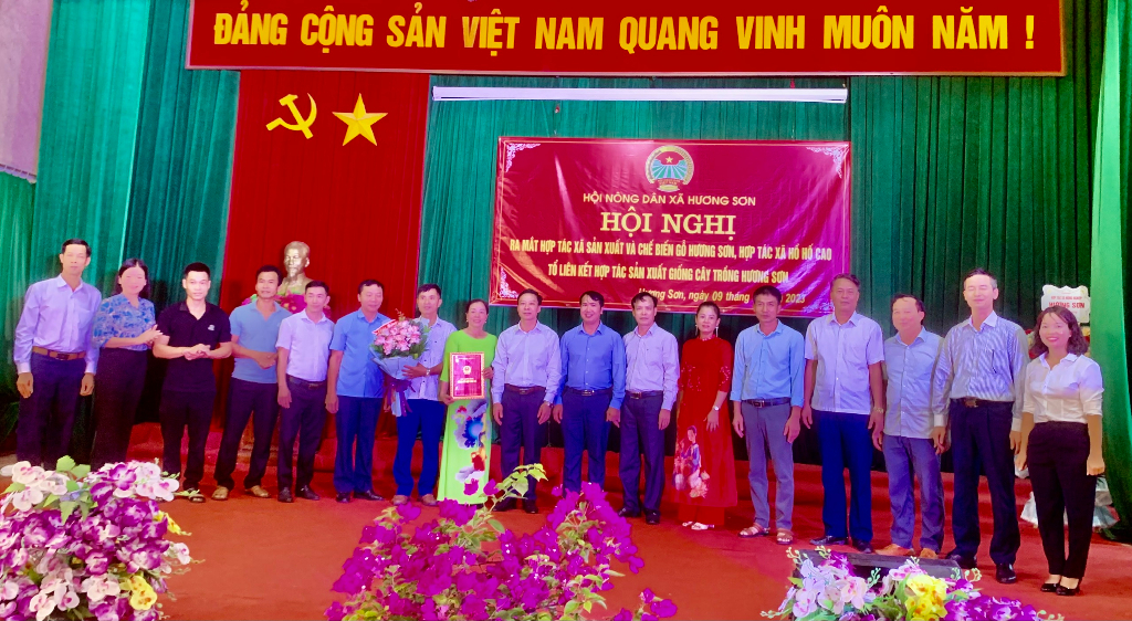 Hội nông dân xã Hương Sơn: Ra mắt Hợp tác xã và Tổ hợp tác xã nông nghiệp|https://tienluc.langgiang.bacgiang.gov.vn/chi-tiet-tin-tuc/-/asset_publisher/M0UUAFstbTMq/content/hoi-nong-dan-xa-huong-son-ra-mat-hop-tac-xa-va-to-hop-tac-xa-nong-nghiep