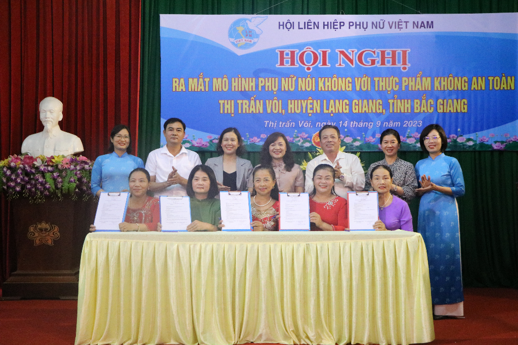TW Hội LHPN Việt Nam ra mắt điểm mô hình "Phụ nữ nói không với thực phẩm không an toàn" tại thị...|https://tienluc.langgiang.bacgiang.gov.vn/chi-tiet-tin-tuc/-/asset_publisher/M0UUAFstbTMq/content/tw-hoi-lhpn-viet-nam-ra-mat-iem-mo-hinh-phu-nu-noi-khong-voi-thuc-pham-khong-an-toan-tai-thi-tran-voi-huyen-lang-giang
